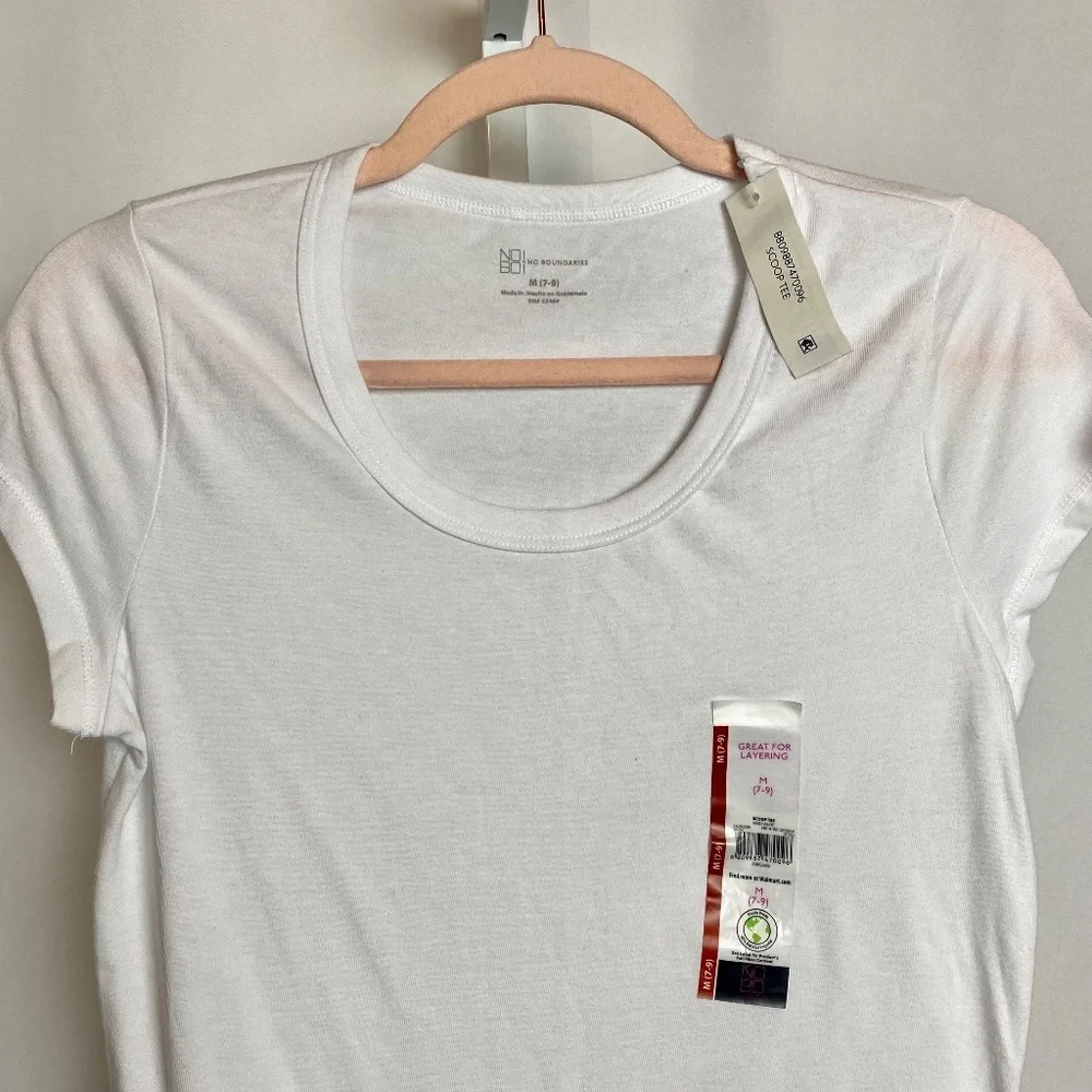 💙5/$15 NWT No Boundaries Womenʻs White Short Sleeve Scoop Neck Tee Medium